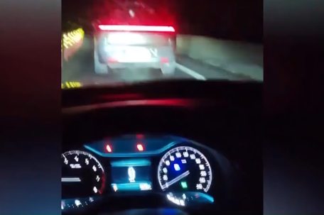 男子酒后开自动驾驶上高速呼呼大睡