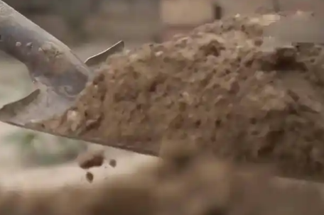 女子回应新房挖出尸骨:腿都吓软了