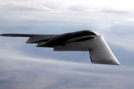 两架B-2轰炸机从美国飞往关岛 