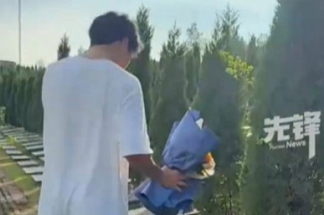 高考结束后 男生直奔妈妈墓地
