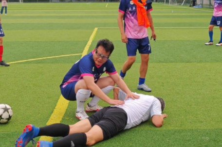 56岁白岩松踢球时摔倒 现场曝光