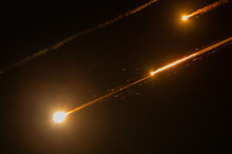 以色列夜空划过一道道导弹火光