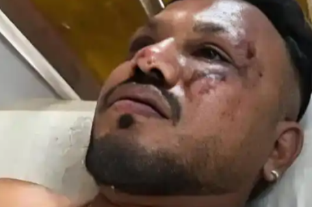 幸存者跳出紧急出口 边走边聊天