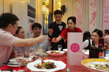 年轻人为何选择简办婚礼