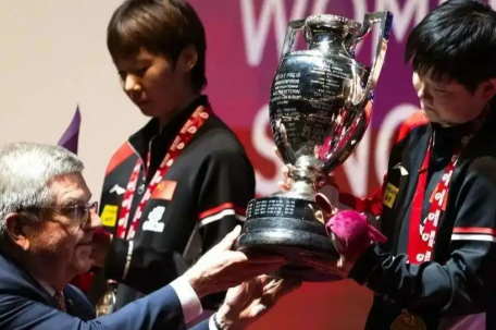 孙颖莎偶遇巴赫：留个电话