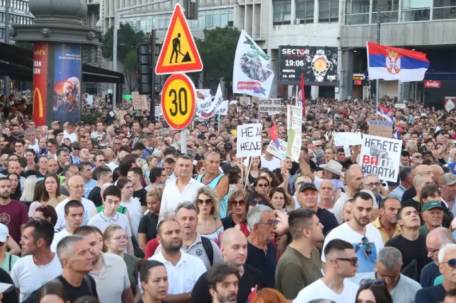 塞尔维亚首都爆发大规模抗议 