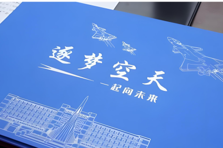 歼16飞行员把录取通知书送上门