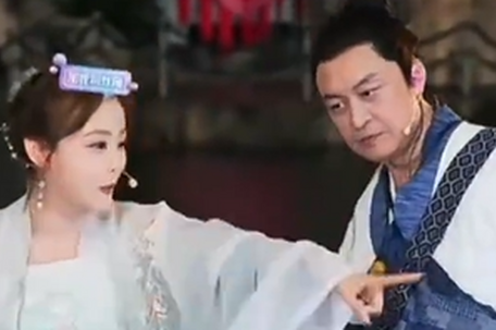 63岁马景涛直播时晕倒