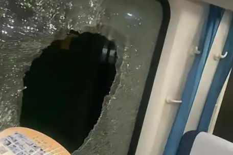 列车脱轨小伙砸窗通风 铁路通报