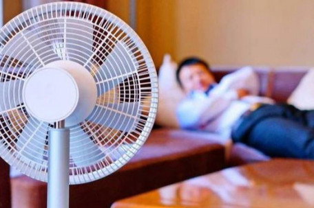 睡觉时开风扇比空调更健康？辟谣