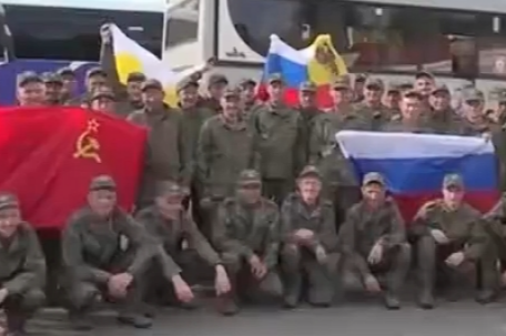 俄乌大规模交换战俘现场曝光