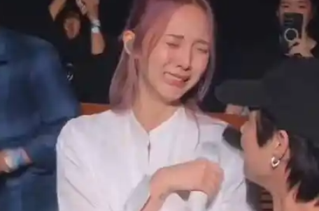 郑乃馨演唱会抱着男友大哭