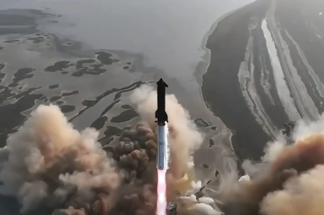 星舰第9次试飞：火箭喷烈焰笔直升空