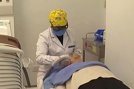 暑期青少年扎堆整容 专家提醒