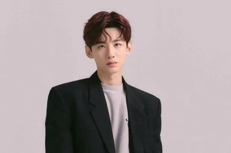 白敬亭现身园区拍照清爽帅气