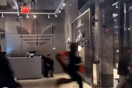 洛杉矶骚乱商店被抢劫 苹果阿迪遭殃