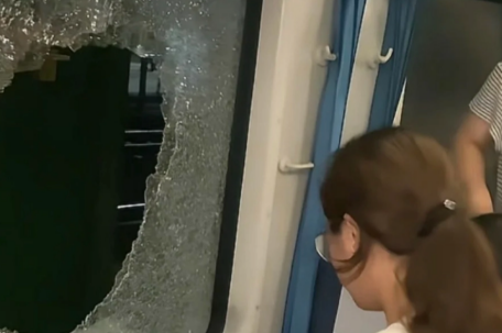 工作人员很努力 为何仍发生乘客砸窗