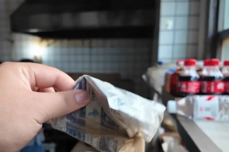 河南一炒米粉店后厨有庆大霉素药品