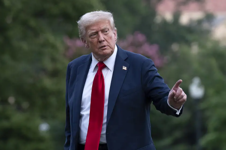 特朗普称对俄罗斯征收100%关税