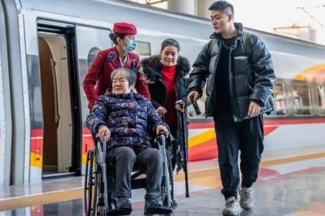 7月起老年人坐火车打折?AI造假