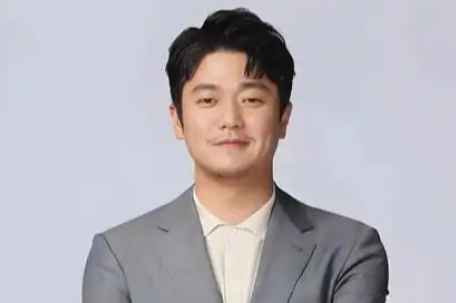 肖央和妻女外出聚餐 