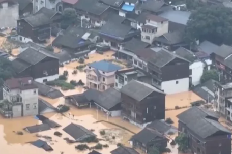 洪水冲走贵州榕江苗寨多间民房 
