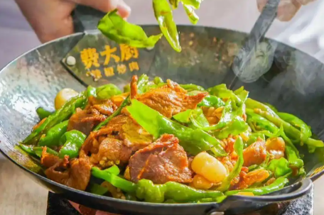 费大厨招服务员要本科以上 后续来了