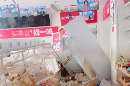 赵一鸣零食回应门店物资遭哄抢 