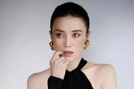 宋佳白色套装酷飒出席白玉兰