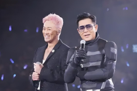 古天乐空降林峯演唱会 两人互跪