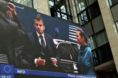 马克龙欧盟峰会迟到90分钟头发凌乱