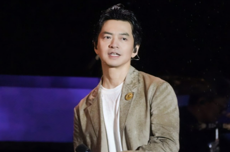 李健演唱会遇暴雨全程不打伞