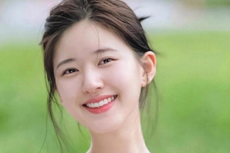 赵露思逛街后和朋友聚餐很悠闲 