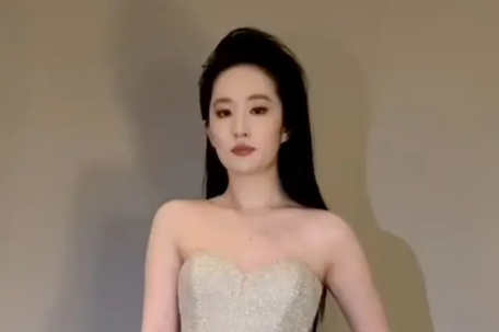 刘亦菲抹胸长裙造型美得毫不费力