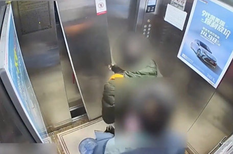 男子着急上班 3巴掌扇掉电梯门获刑