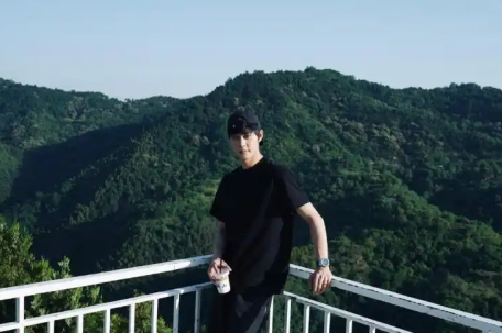 “短剧一哥”柯淳因随地扔烟头道歉