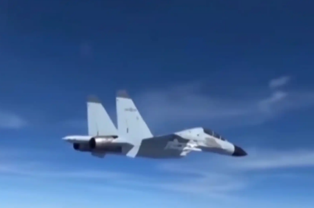 歼-16霸气驱离外机 全程影像公布 