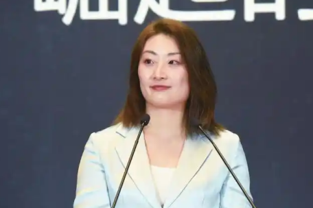 宗馥莉给优秀员工现场分房