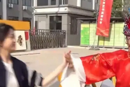 老师穿状元服与考生击掌送祝福