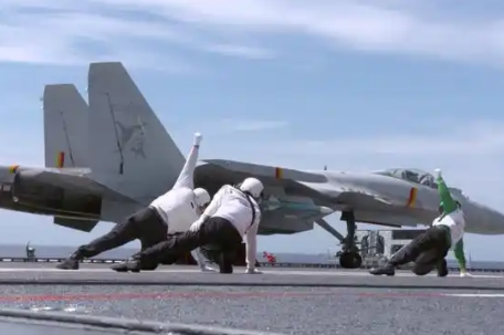 歼-15深夜起飞驱离外军机