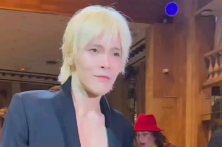 向佐穿金属抹胸 又解锁奇葩穿搭