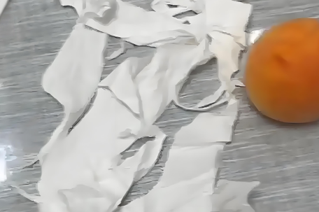 女子吐槽买桃子垫纸是卫生巾边角料