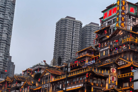 游客在洪崖洞遭拉拽拍照 重庆通报