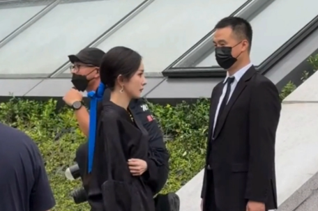 杨幂顶级高定配酒店一次性拖鞋