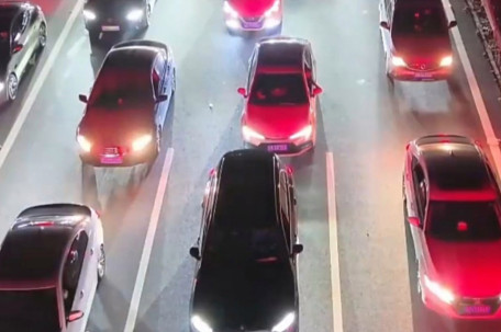 返乡路拥堵 无人机看第一台车在干啥