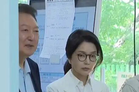 尹锡悦夫妇罕见公开露面 