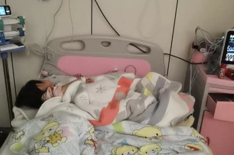 女婴术后致瘫 医生被指6分钟无作为
