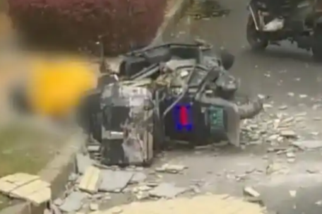 大风吹落小区外墙 外卖员被砸倒地