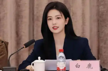 白鹿黑色西装被赞“体制内女友风”