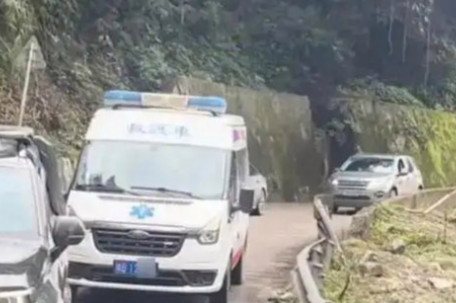 官方通报救护车拉警报开道旅游